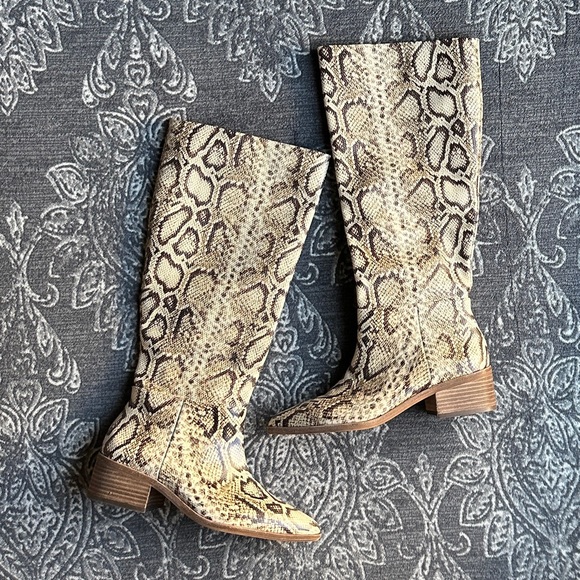Vince Camuto Beaanna Natural Snake Knee 